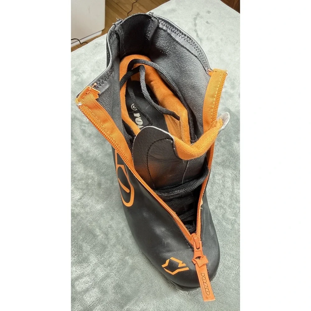 Yoko YXC 1.0 Cross Country Ski Boots Mens EU 43 (28.5 Mondo) Black Orange Gloves